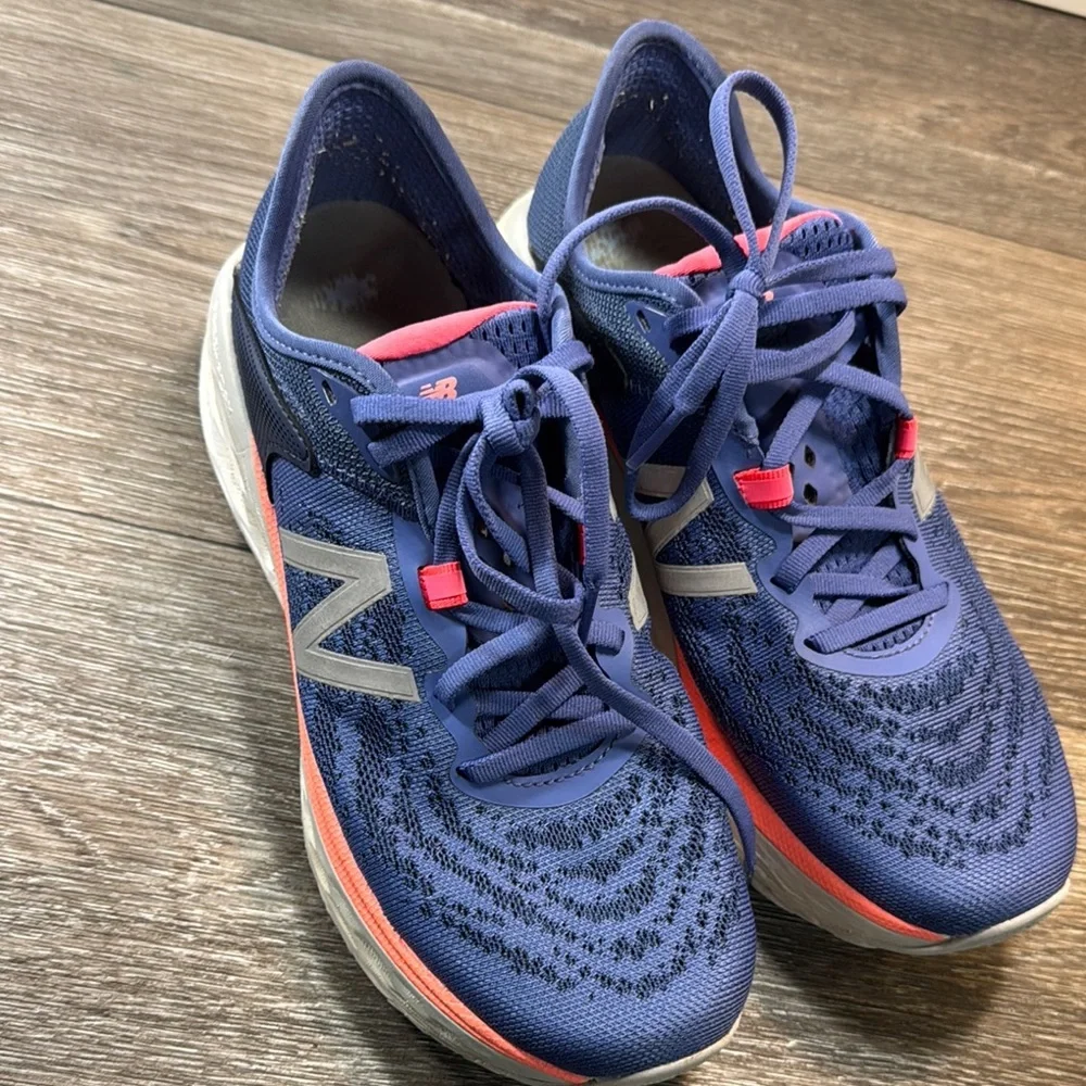New Balance fresh foam Navy Running Shoes woman’s size 8.5 (b211)